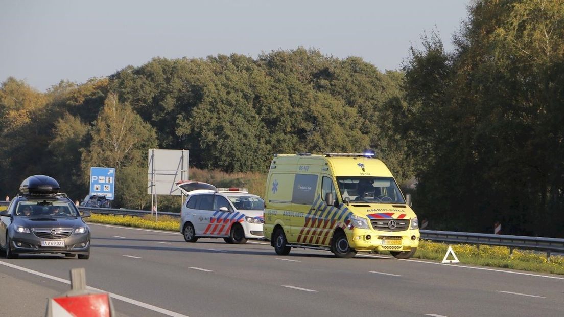 Auto belandt tegen de vangrail op A1