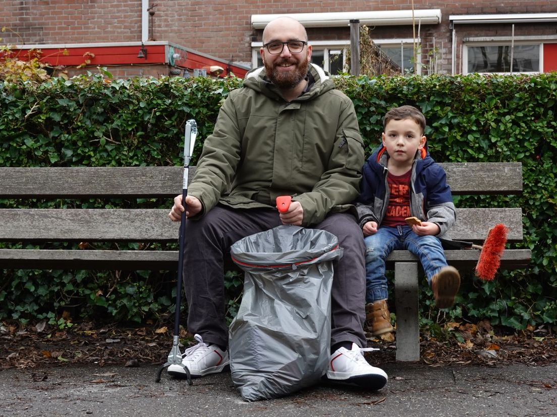 Mesut Sagdic is de schoonmaakbende van Oud-Crooswijk gestart. Hij prikt samen met zijn zoontje van drie jaar zwerfafval