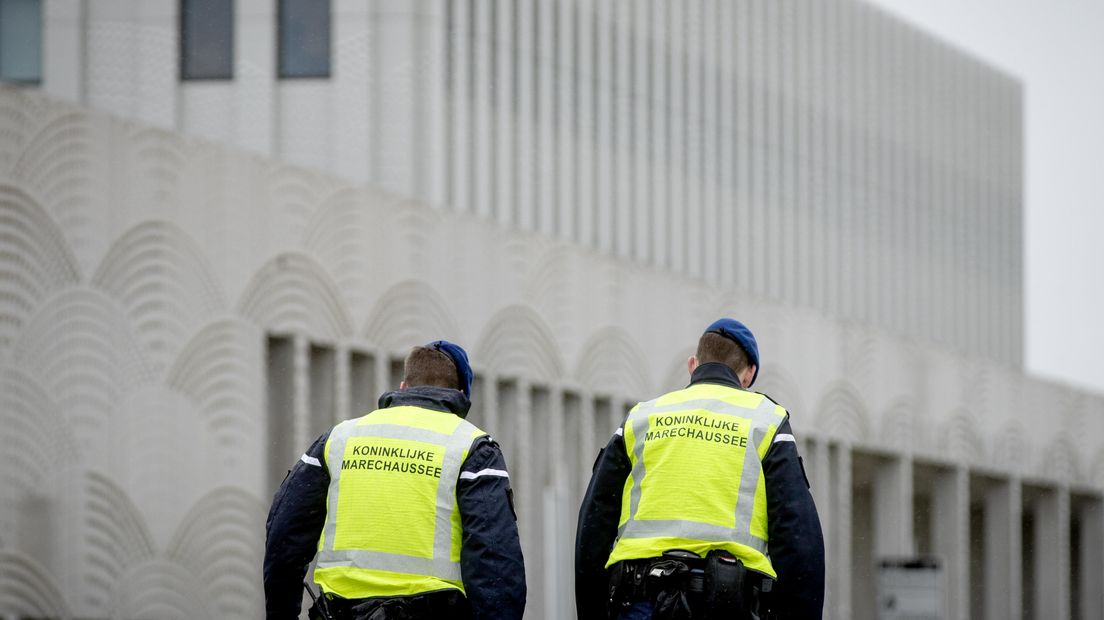 Beveiliging bij de rechtbank in het Justitieel Complex Schiphol.