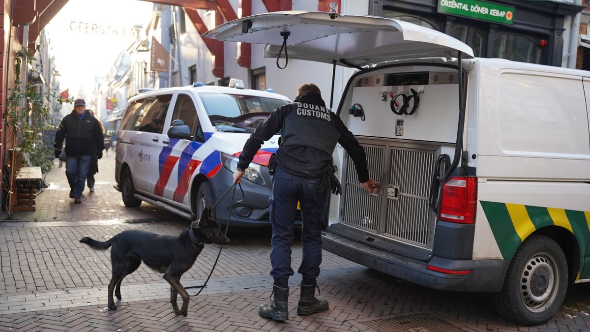 112 Nieuws: Auto's total loss in Enschede | Politie en douane in actie in Kampen