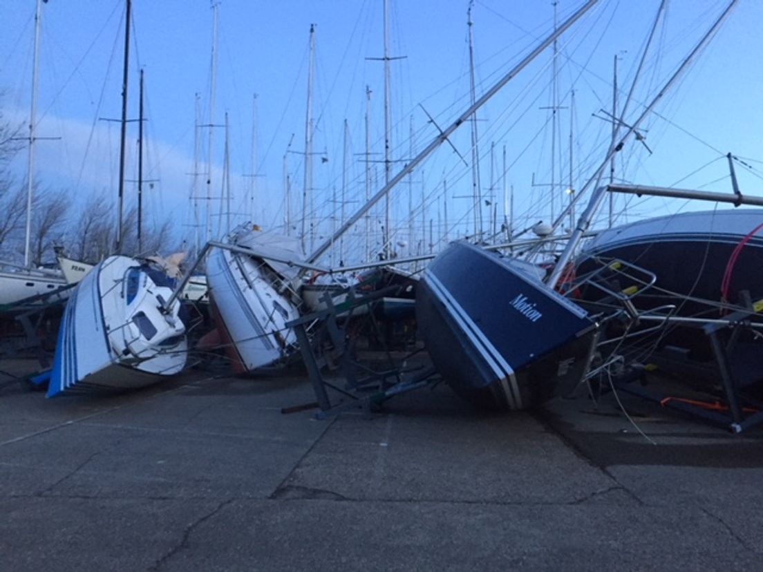 Stormschade in haven Hellevoetsluis (Lex Roovers)