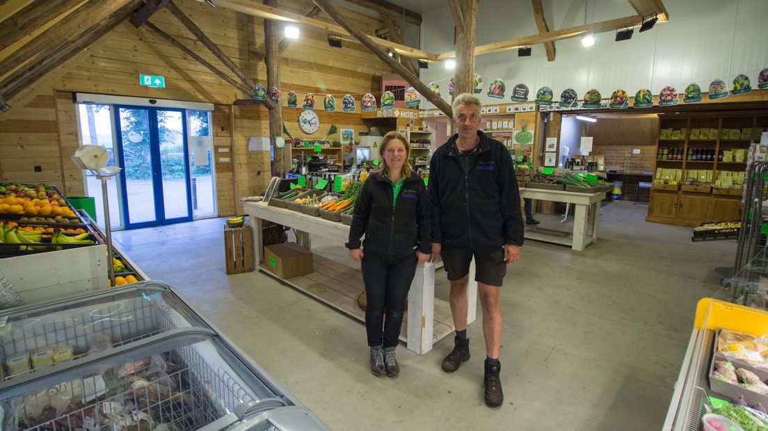 Marinus en Ineke willen met hun boerderijwinkel groente en fruit van dichtbij bieden (Rechten: RTV Drenthe/Robbert Oosting)
