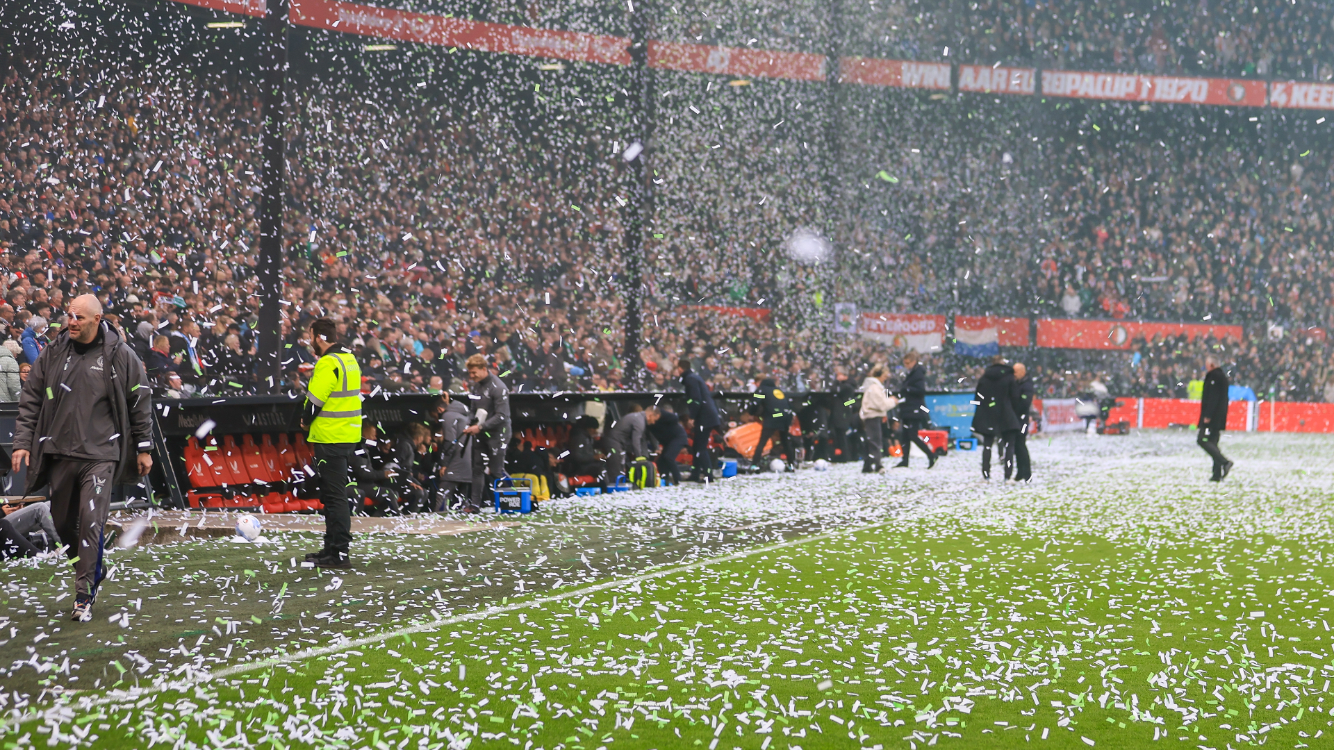 Door de sfeeractie van Het Legioen lijkt het wel alsof het heeft gesneeuwd in De Kuip.
