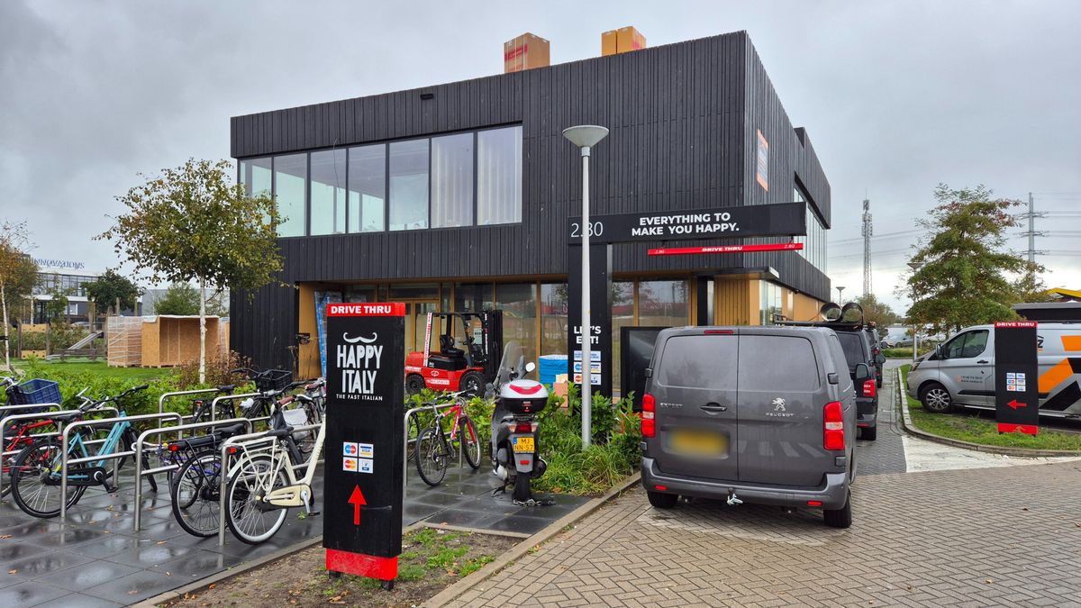 Wat komt er in het restaurant dat nog nooit één uur open was?