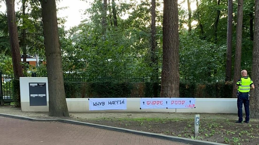 Spandoek van FC Utrecht-fans in Zeist