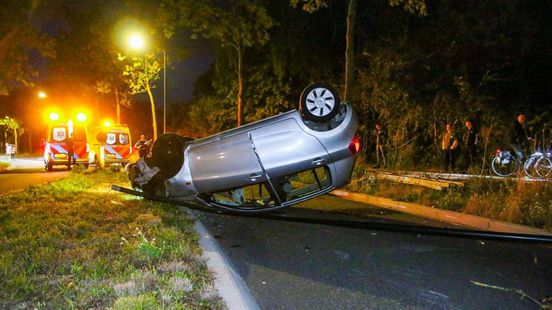 Auto met meerdere inzittenden slaat over de kop, bestuurder aangehouden