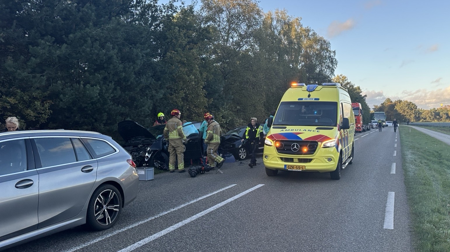 Ongeluk tussen twee voertuigen in Zwolle: busje belandt op z’n kant.