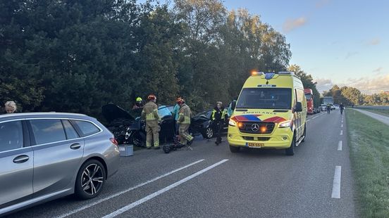 Ongeluk tussen twee voertuigen in Zwolle: busje belandt op z’n kant. Ongeluk tussen twee voertuigen in Zwolle: busje belandt op z’n kant.