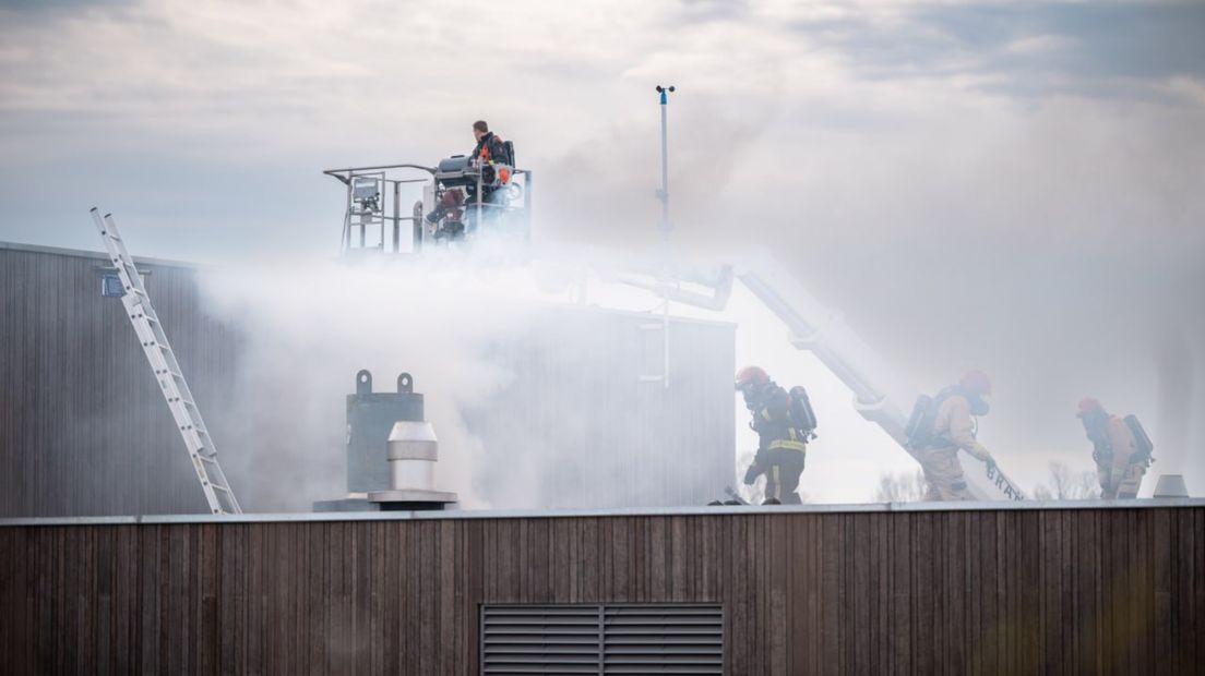 De brandweer blust de brand in het crematorium aan het Hoendiep