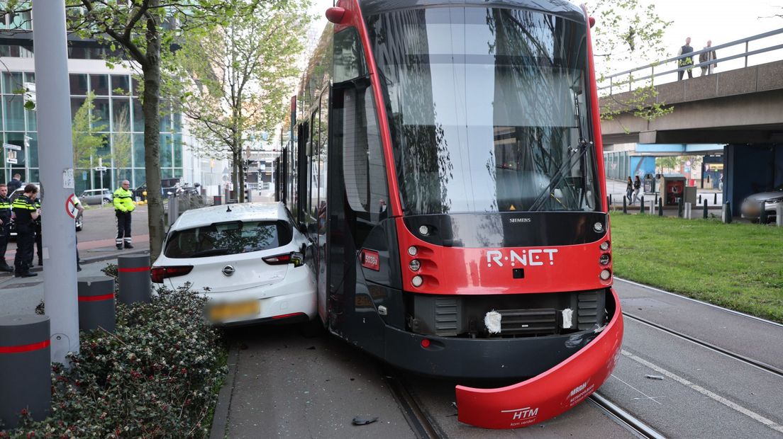 Een auto zit klem na aanrijding met tram.
