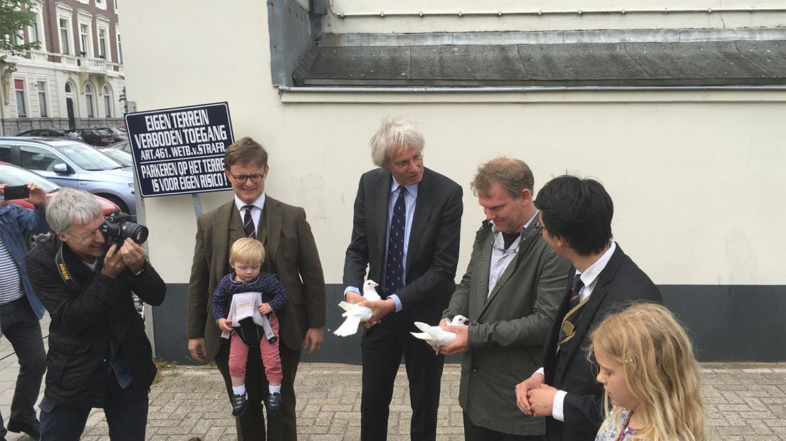 Wijsmuller (derde van rechts) tijdens de onthulling van het muurgedicht.