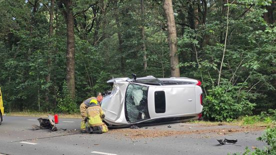 Auto botst tegen boom • brand vernielt auto's