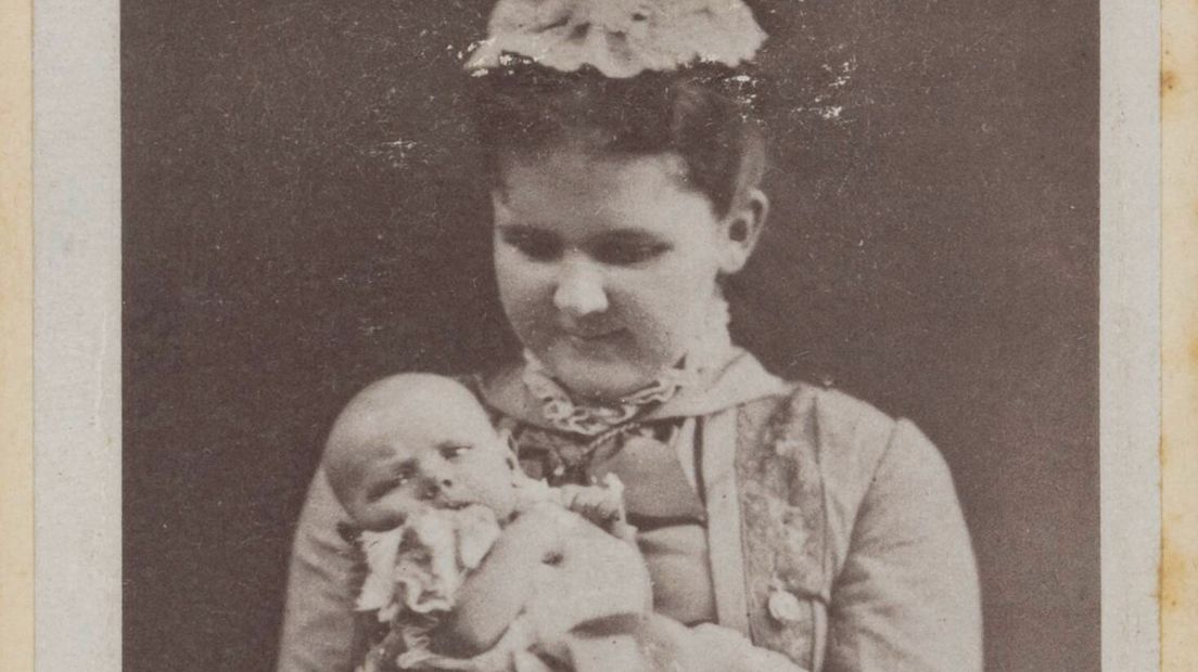 Emma met pasgeboren Wilhelmina