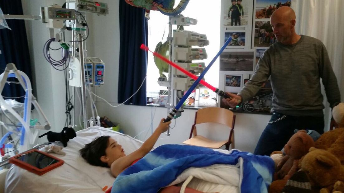 Xavi speelt in het ziekenhuis samen met zijn vader met zijn Star Wars zwaard (Eigen foto familie)