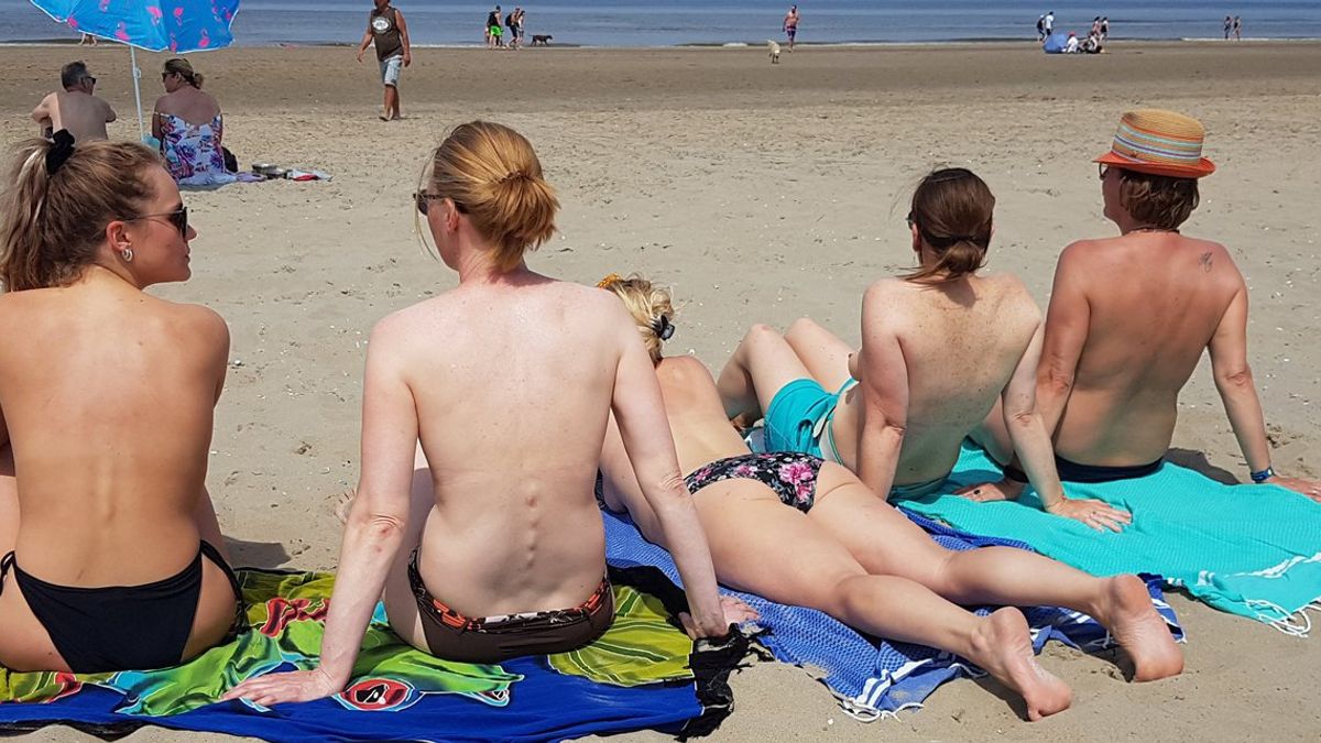 Nationale toplessdag op Noordwijkse strand - Omroep West