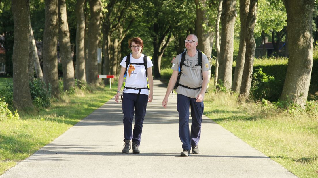 Tim Saalbrink en Anouk Pool beginnen vandaag aan hun wandeltocht door Drenthe voor het goede doel (Rechten: Rianne Pool)