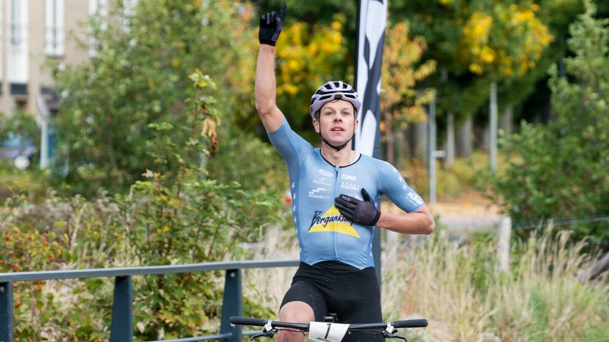 Mountainbiker Tim Smeenge draagt derde Nederlandse titel op aan overleden vriend Thom Bonder