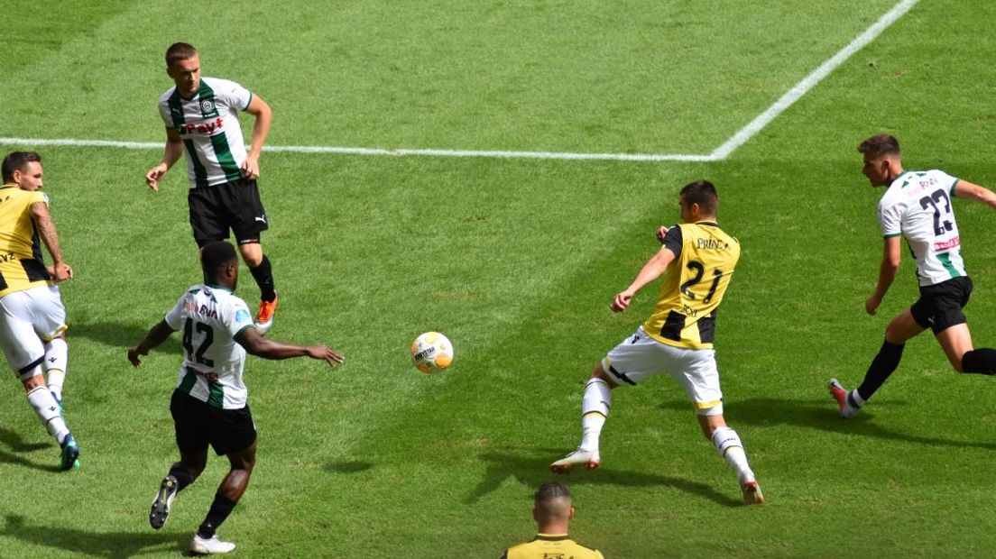 Vitesse heeft de eerste wedstrijd van het seizoen overtuigend gewonnen. In de eigen GelreDome werd FC Groningen met 5-1 verslagen, mede door een uitblinkende Roy Beerens. Daardoor was de Arnhemse ploeg even koploper in de eredivisie, maar na de 5-0 winst van AZ op NAC zijn ze die positie kwijt.