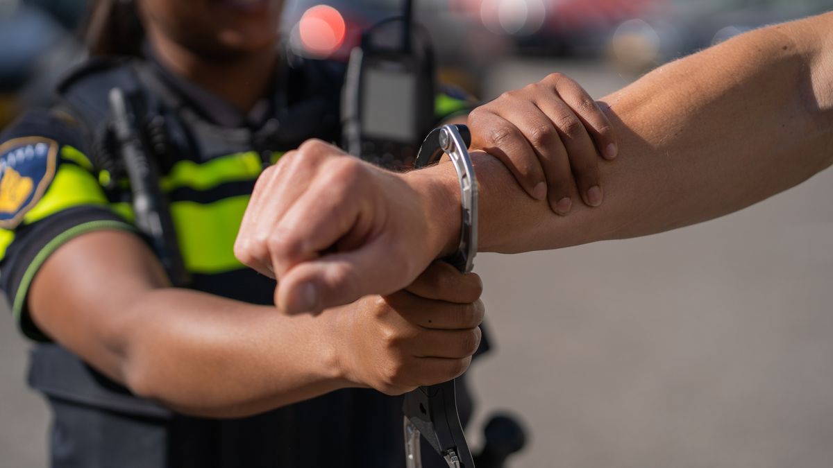 Rijden onder invloed en zonder rijbewijs: 33-jarige man aangehouden in Deventer
