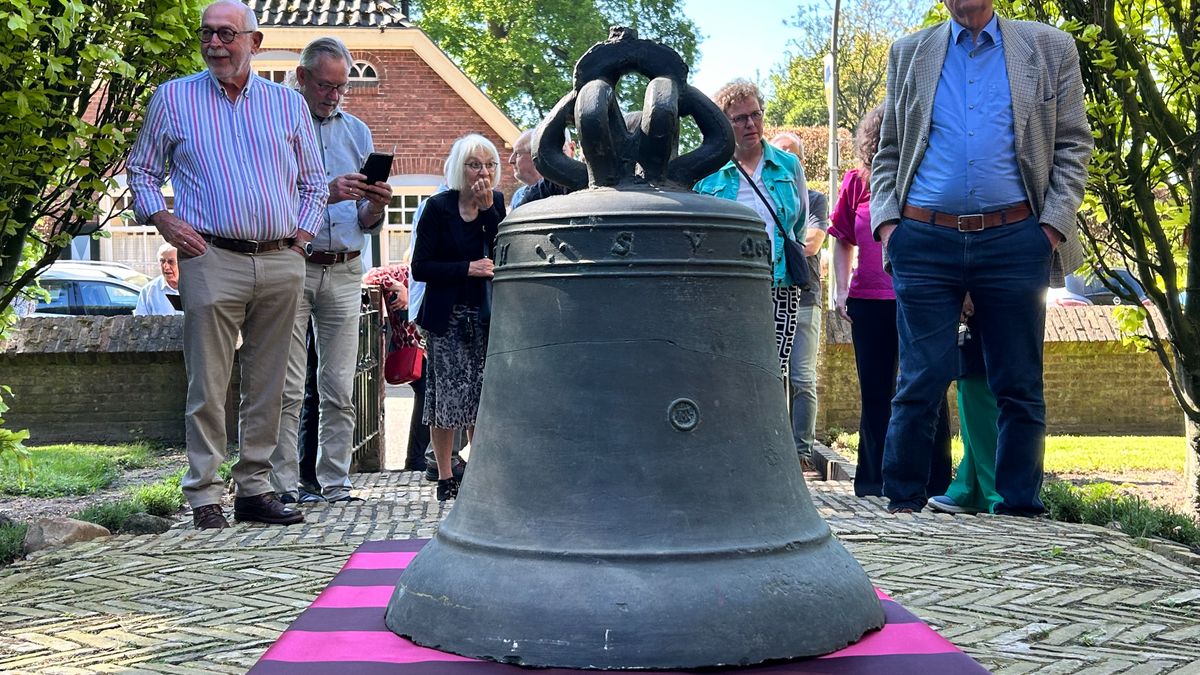 Eeuwenoude klok na ruim tachtig jaar weer terug in Diepenheimse kerk