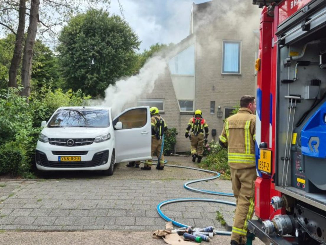 In een geparkeerde bestelbus op het Ridderspoorhof in Papendrecht is maandagavond brand ontstaan.