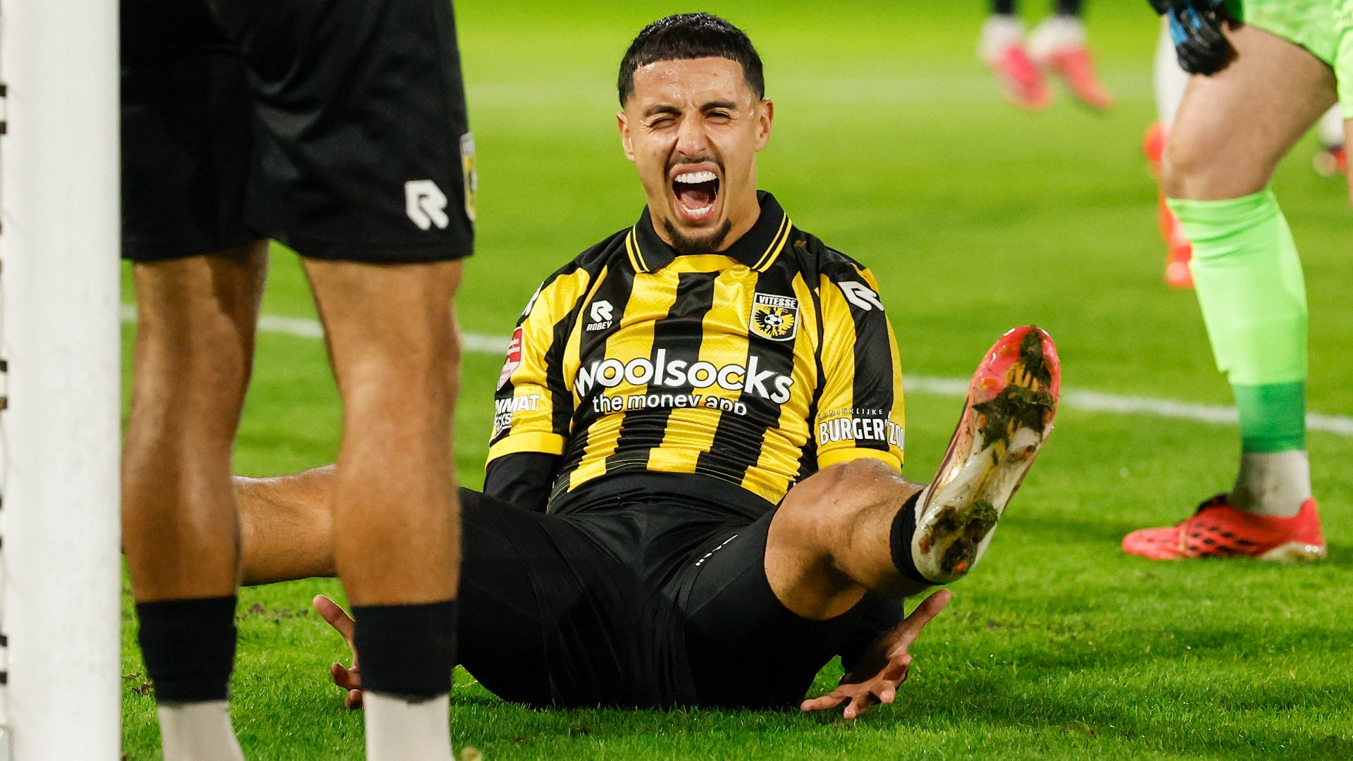 Vitesse faalt in afwerking tegen uitgekookt Emmen dat GelreDome verlaat met zege