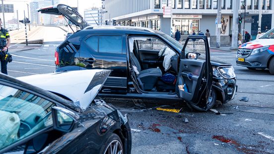 Ravage en verkeerschaos na ongeluk bij Erasmusbrug. Ravage en verkeerschaos na ongeluk bij Erasmusbrug.
