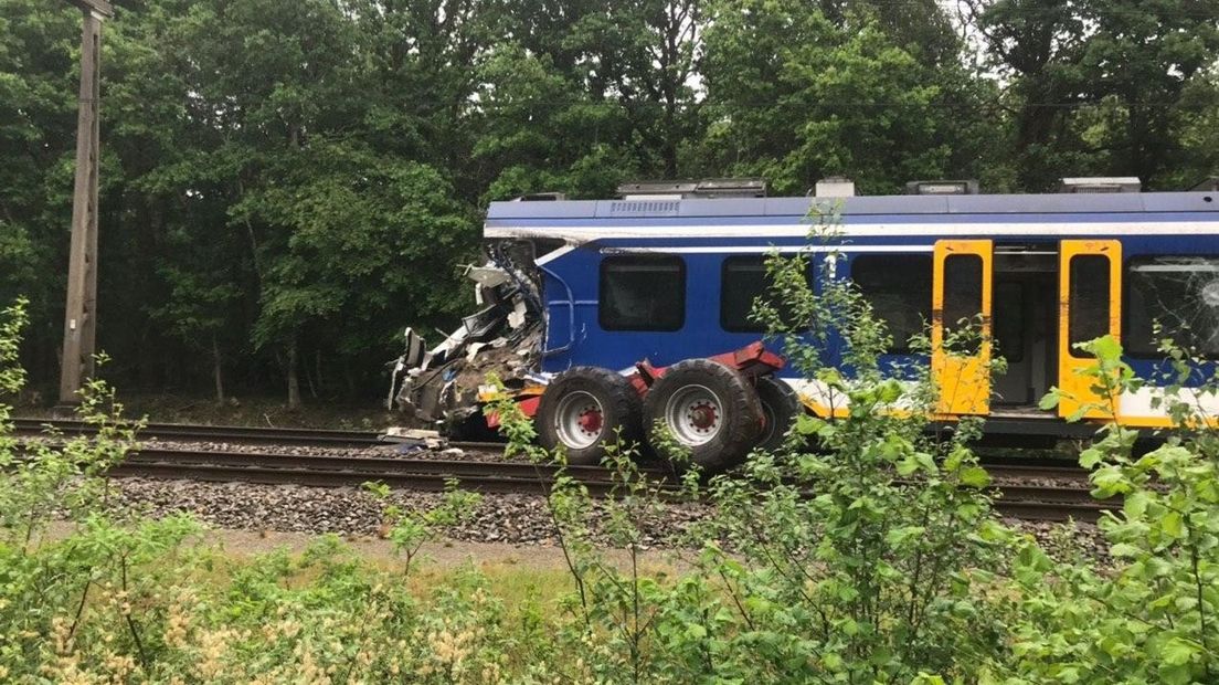 Bij Hooghalen zijn een trein en trekker op elkaar gebotst (Rechten: RTV Drenthe)