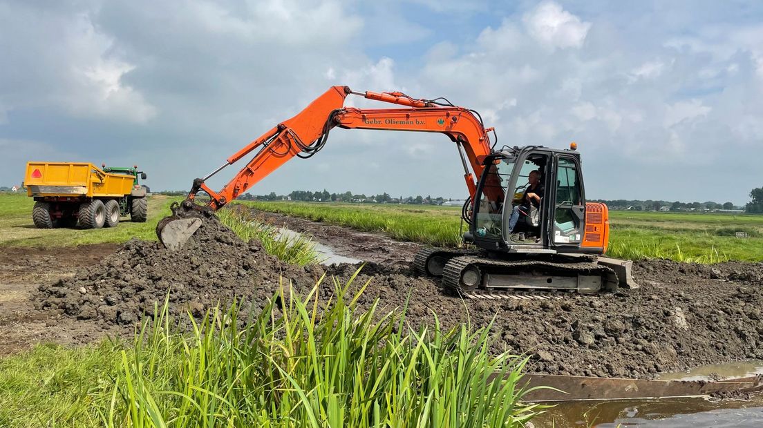 Aan de andere kant van de dijk wordt nu ook een deel opgehoogd