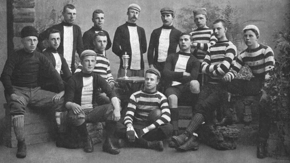 HFC in her seizoen 1893-1894, Pim Mulier staat achter de beker