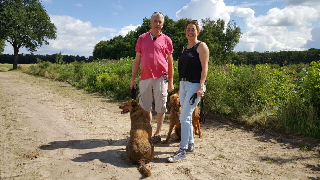 Robert Ozinga met zijn vriendin Tieneke Terpstra en de honden (Rechten: Nico Swart / RTV Drenthe)