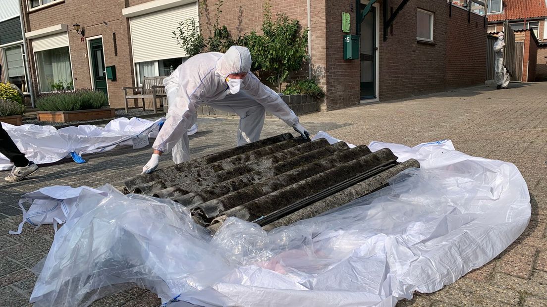 Bewoners van de Whee in Goor verwijderen asbest van de schuurdaken