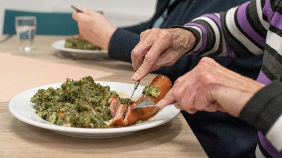 'Bezuinigd op eten en zorg' voor demente bejaarden.