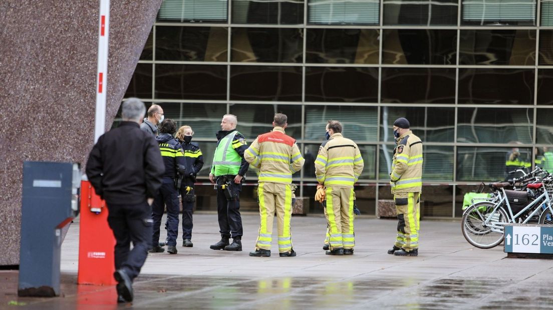 Brandweer en politie bij het pand van waterschap Drents Overijsselse Delta in Zwolle na vondst poederbrief.