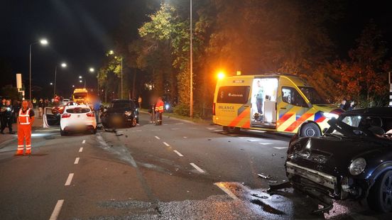 Drie auto's botsen bij stoplicht
