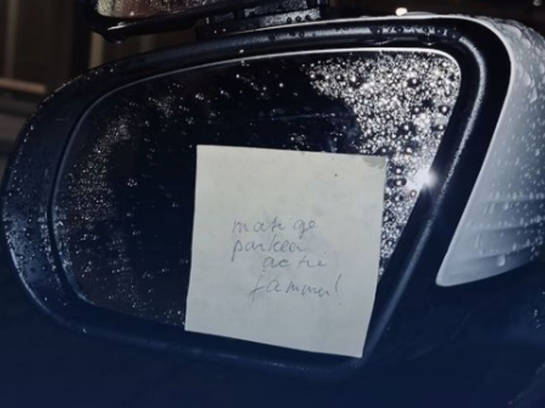 Het briefje op de achteruitkijkspiegel van de politieauto