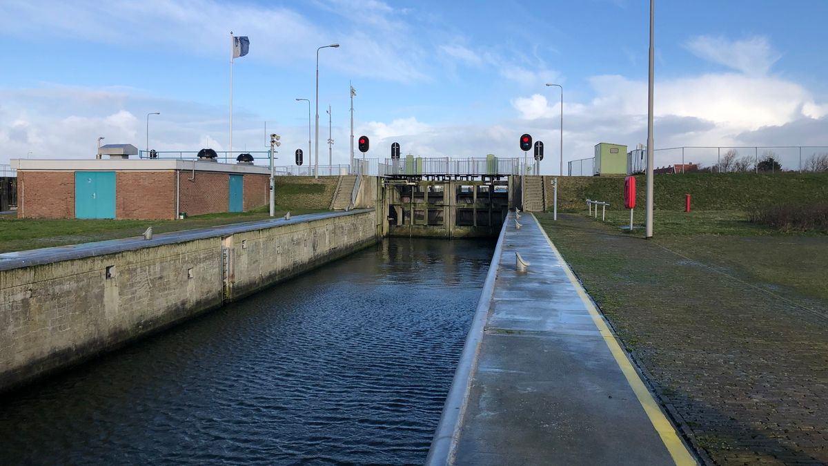 Ondernemers in Harlingen hebben zorgen over verbreding sluis Kornwerderzand