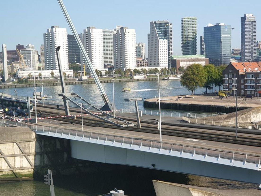 Constructie bovenleiding tram knapt: Erasmusbrug dicht - Rijnmond