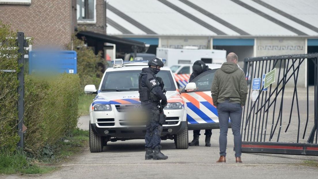 Politie bij de loods in Arnhem waar het drugslab werd aangetroffen