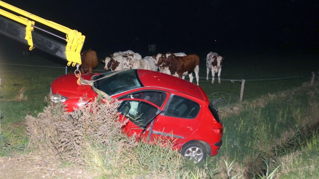 Auto rijdt de sloot in bij Aagtekerke