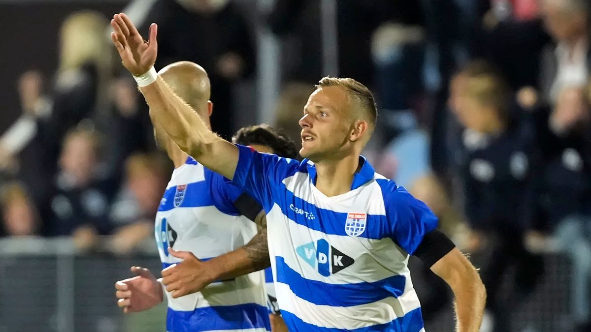 Koploper PEC Zwolle door late treffers van Van den Berg en Thy langs VVV RTV Oost Koploper PEC Zwolle door late treffers van Van den Berg en Thy langs VVV RTV Oost