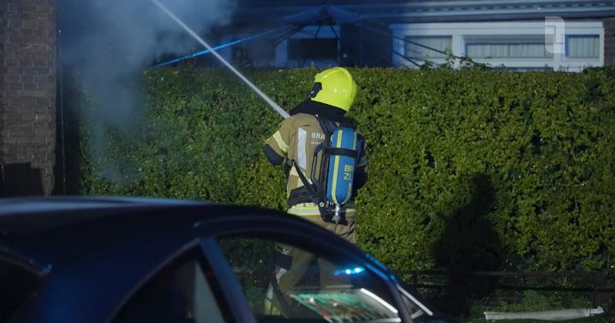Grote brand verwoest woning in Maastricht: delen voorgevel ingestort en omliggende woningen ontruimd
