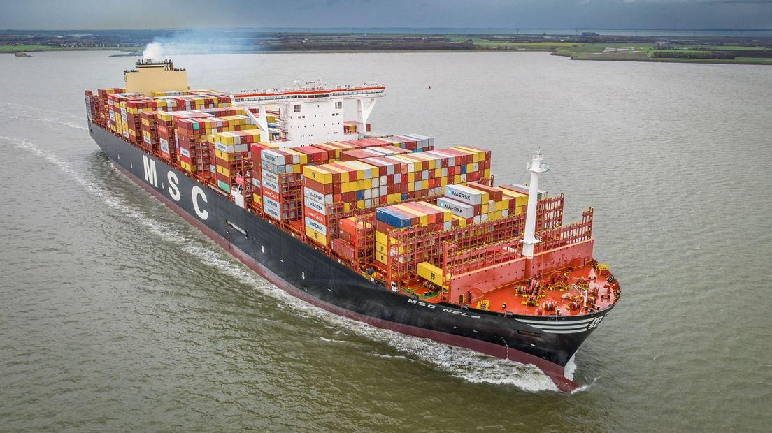 Het desbetreffende containerschip van MSC dat voor anker ligt