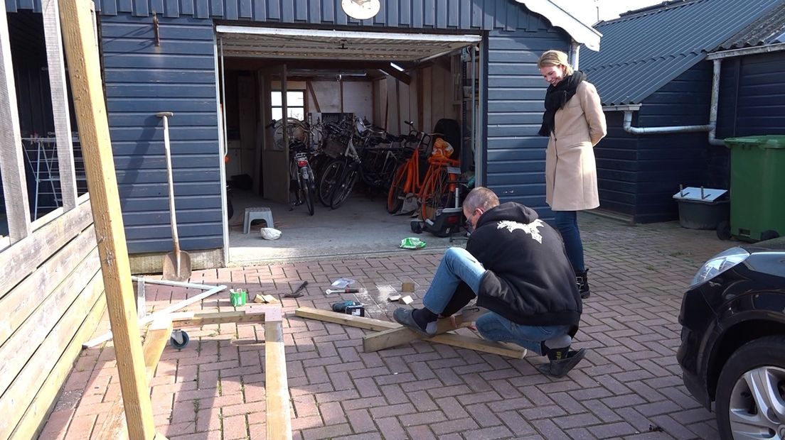 Einzelgänger Eric Adema werkt aan zijn constructie voor de optocht