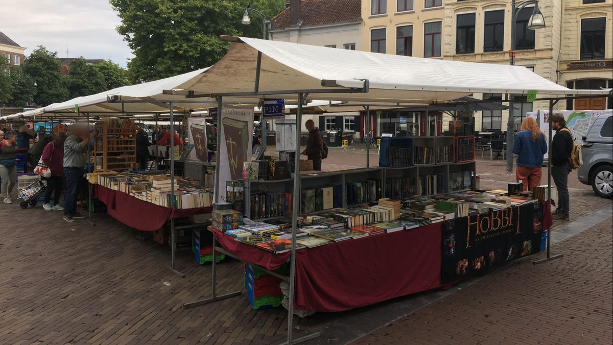 Al 35 jaar staat René met 'acht meter Tolkien' op Deventer Boekenmarkt