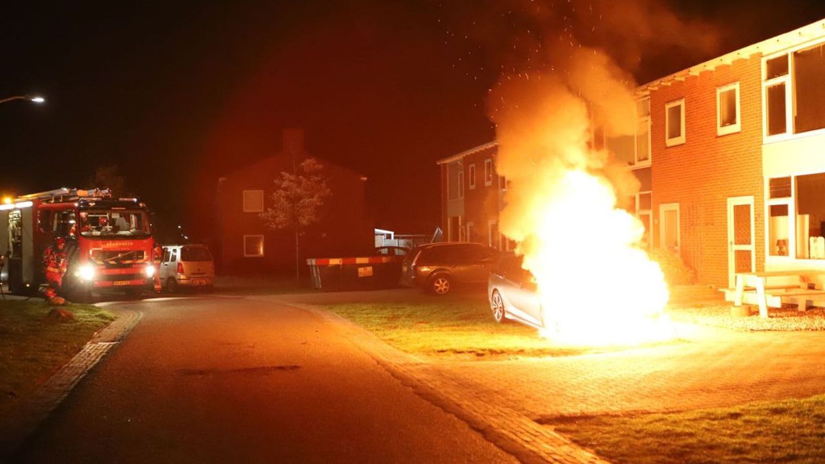 Auto's vatten vlam in Nieuw-Buinen en Emmen