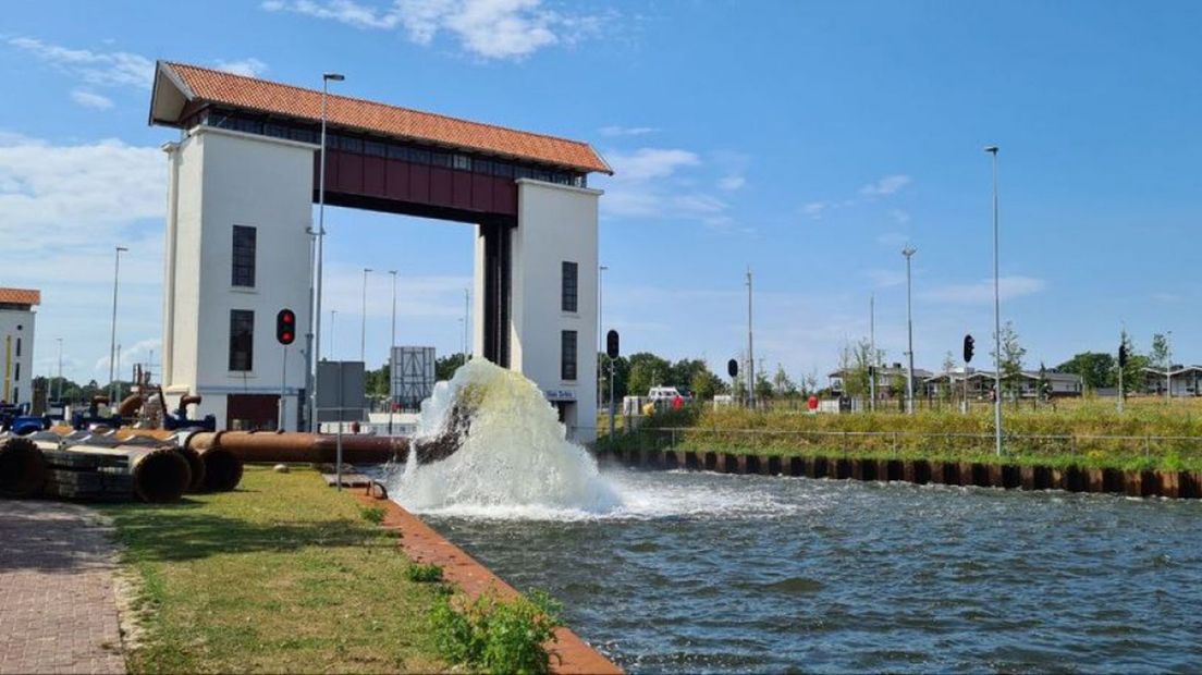 Zo wordt het water het Twentekanaal ingepompt.