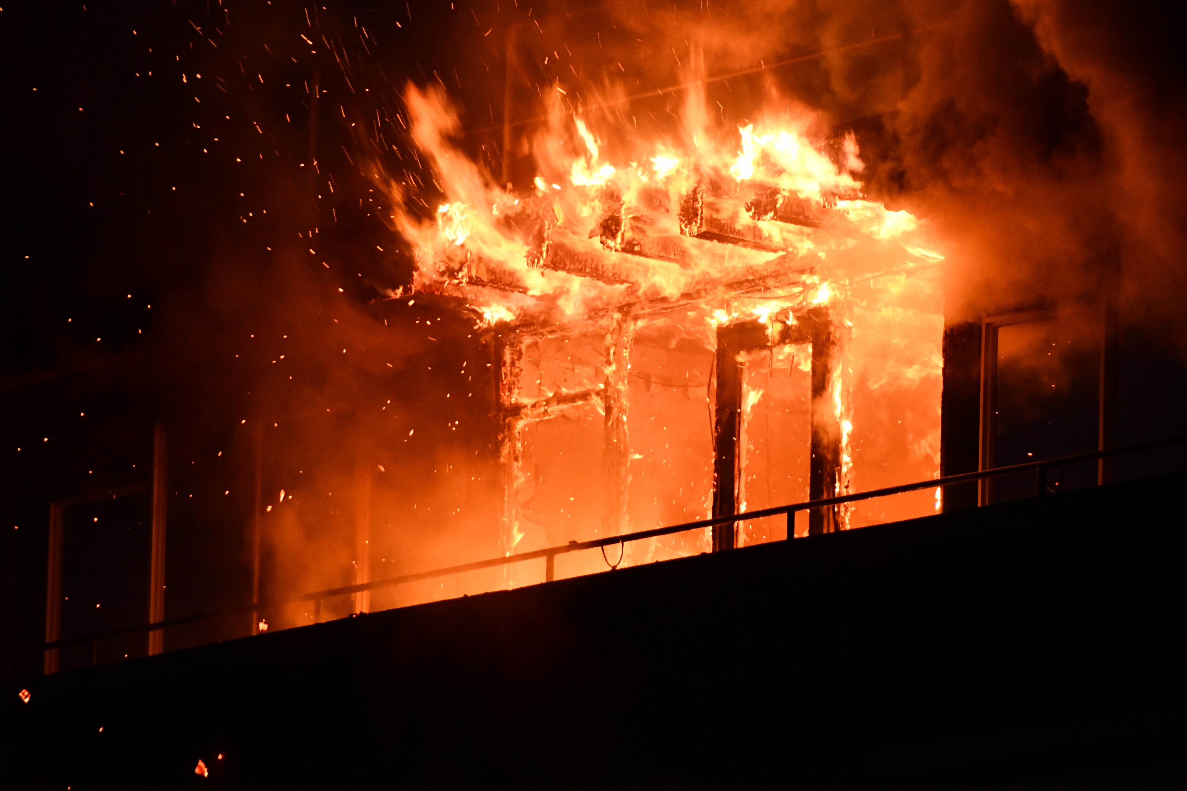 Onduidelijk of brandstichter azc nog vervolgd zal worden; hij is en blijft onvindbaar