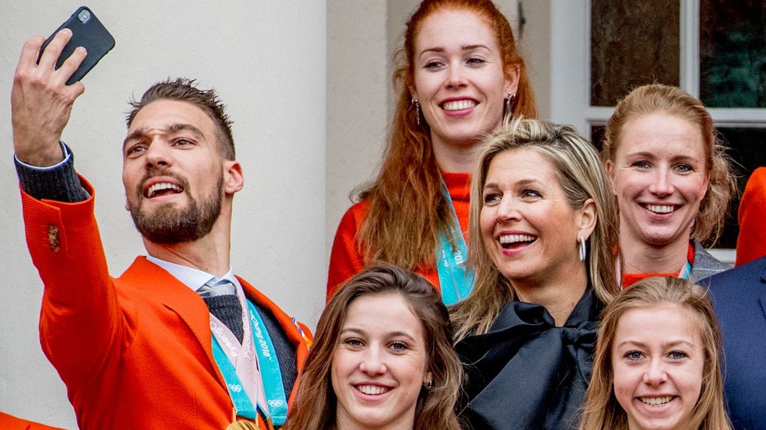 Kjeld Nuis maakt een selfie met koningin Máxima