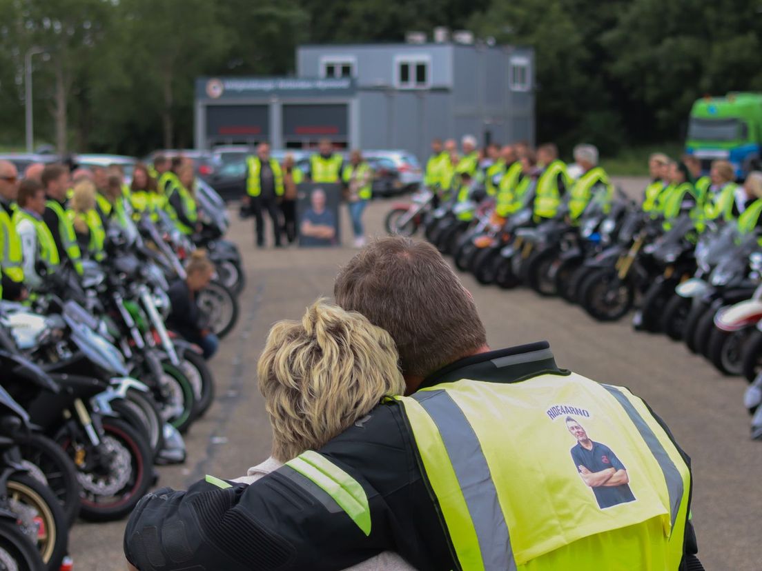 Motortocht en herdenking voor omgekomen motoragent Arno